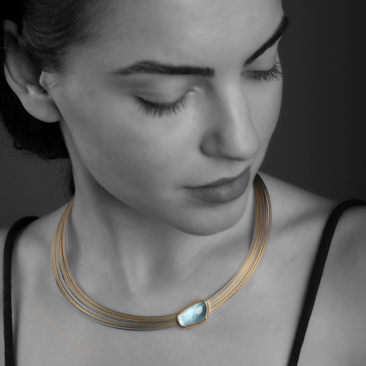 MODEL Aquamarine, Gold bezel & wire necklace